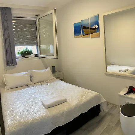 Airport Apartment *